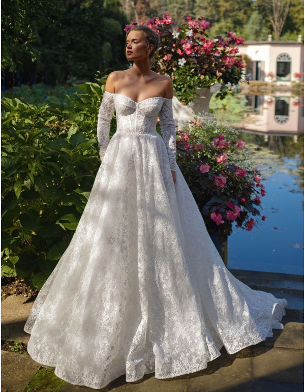 Longue robe de mariée ivoire en dentelle avec décolleté...