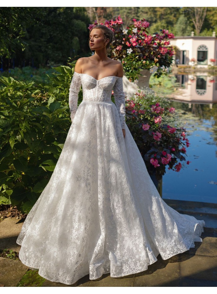 Longue robe de mariée ivoire en dentelle avec...