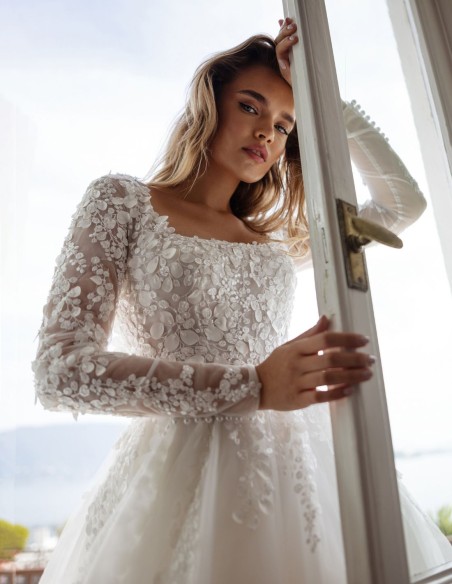 Long wedding dress with square neckline and lace details