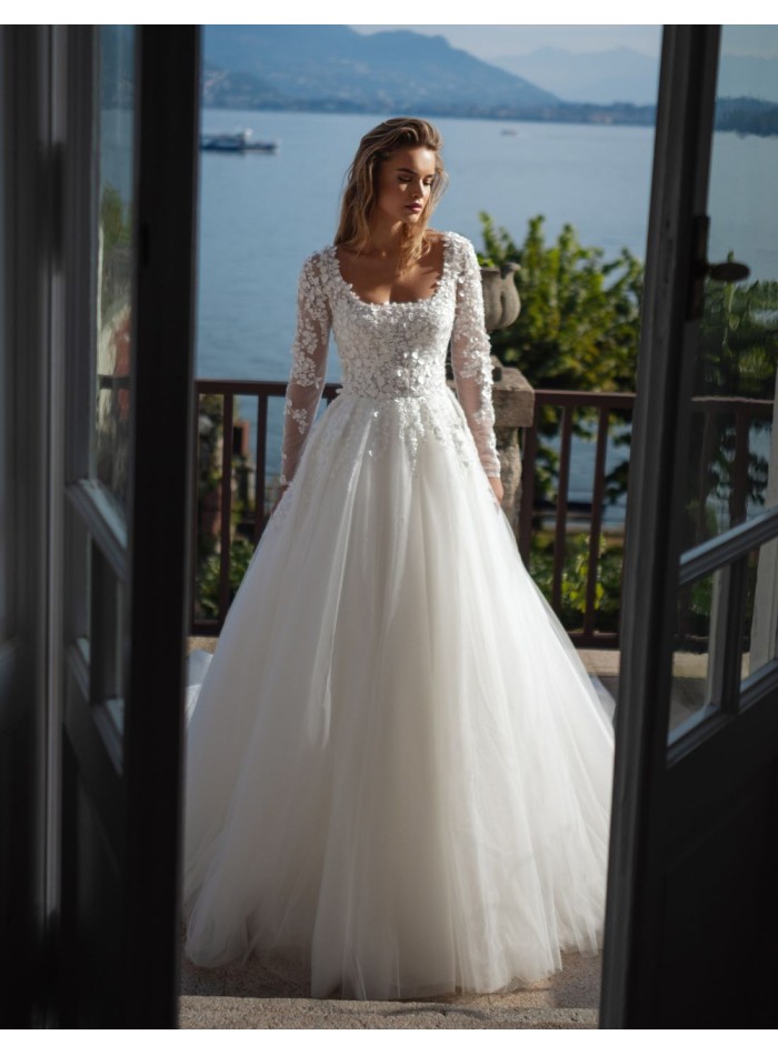 Long wedding dress with square neckline and...