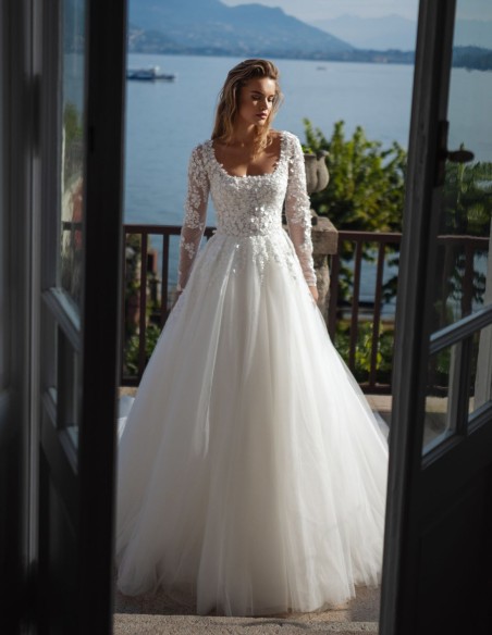 Long wedding dress with square neckline and lace details