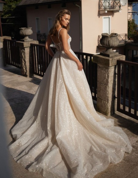 Vestido de novia largo en nude con espalda abierta y escote corazón