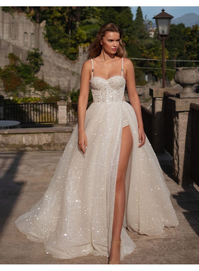 Robe de mariée longue de couleur nude avec dos...