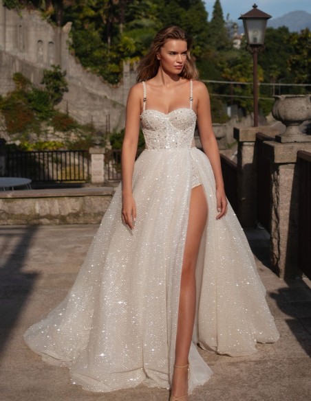 Robe de mariée longue de couleur nude avec dos ouvert et décolleté en cœur