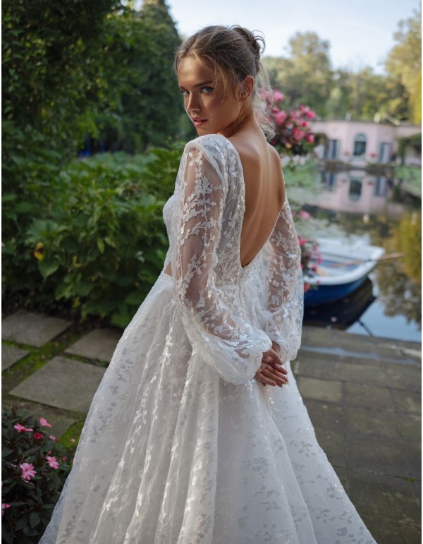 Robe de mariée longue et découpée avec manches longues... 2