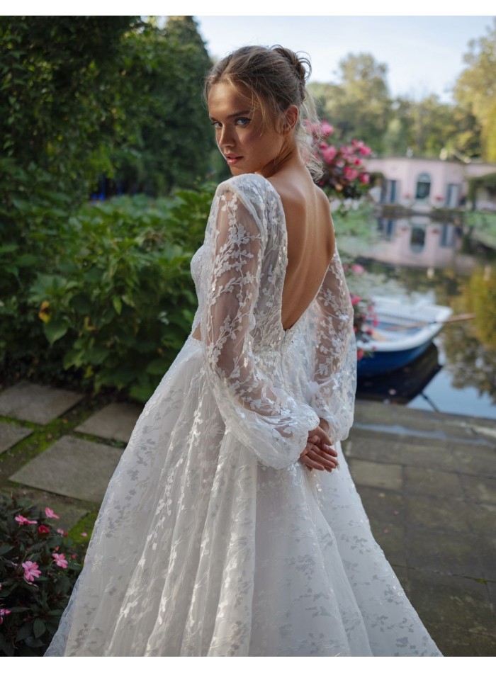 Robe de mariée longue et découpée avec manches...