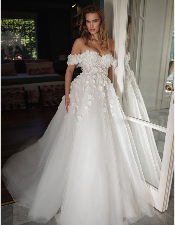 Robe de mariée longue avec encolure bandeau et corsage... 2