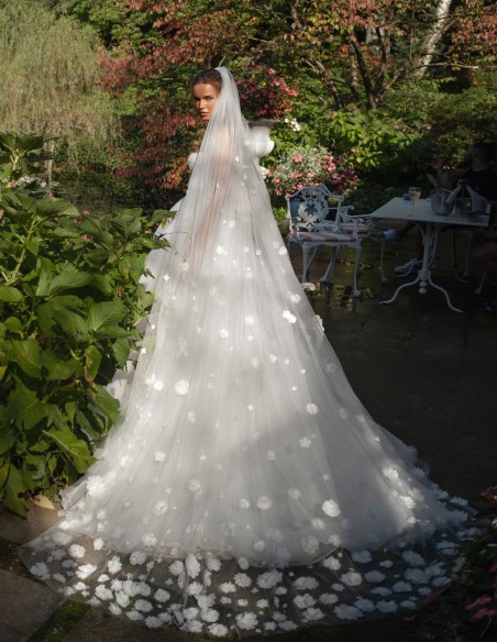 Vestido de novia largo con escote bandeau y cuerpo floral