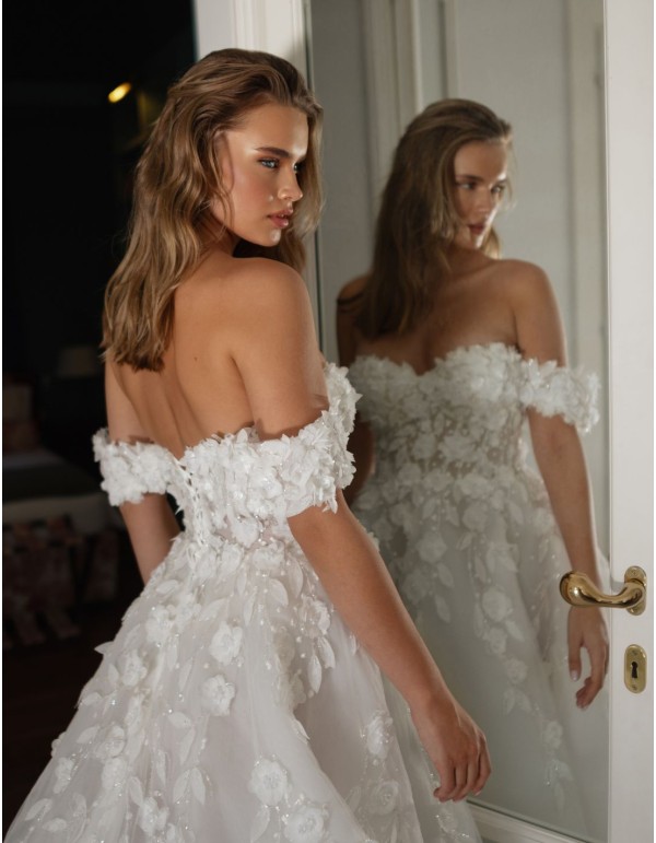 Vestido de novia largo con escote bandeau y mangas caidas