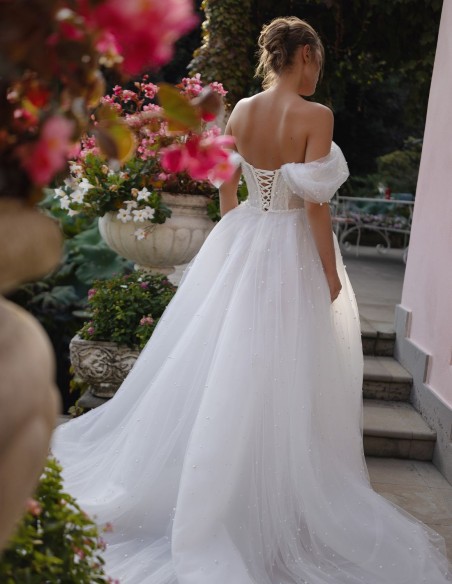 Ivory wedding dress with sweetheart neckline and open back