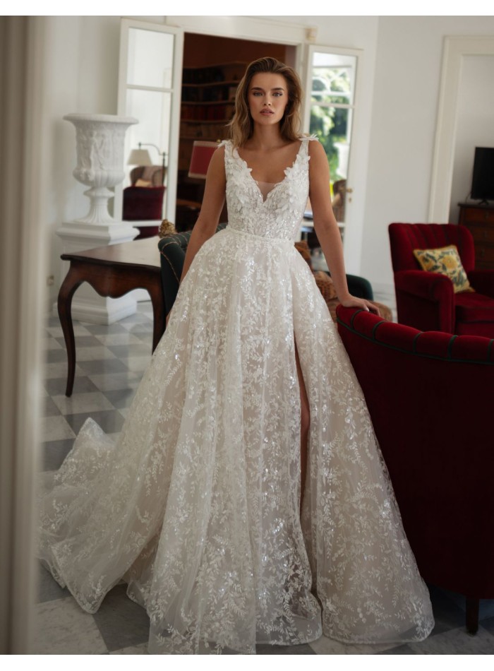 Wedding dress with V-neckline and skirt slit