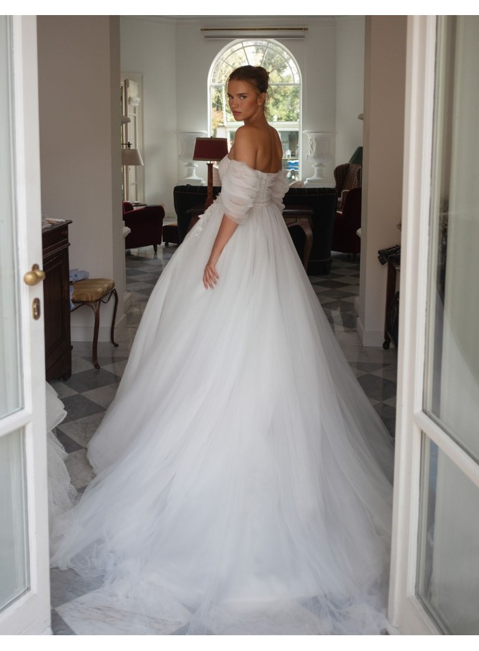 Vestido de novia marfil con abertura lateral