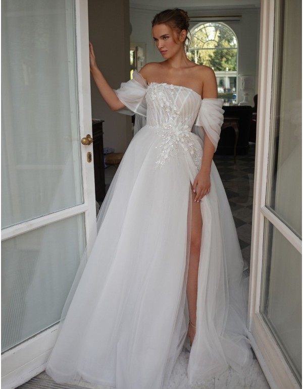 Robe de mariée ivoire en tulle avec décolleté bustier 2