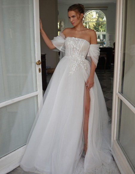 Ivory wedding dress in tulle with strapless neckline