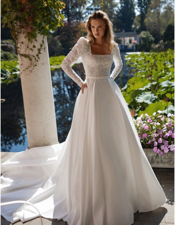 Robe de mariée ivoire avec corsage en dentelle et manches... 2