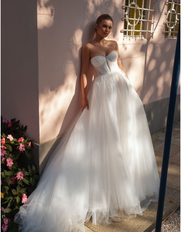 Ivory wedding dress in tulle with sweetheart neckline and...