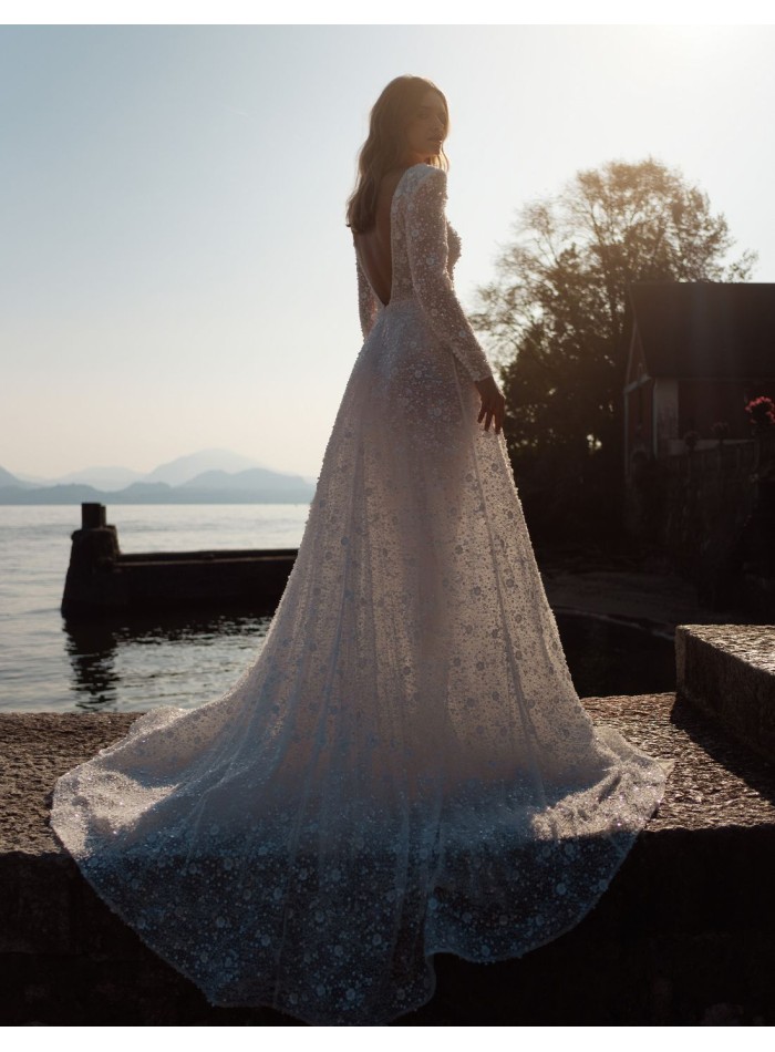 Vestido de novia marfil en encaje con abertura lateral