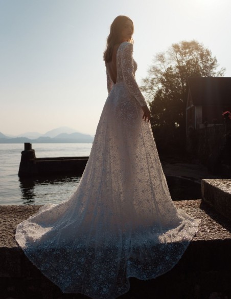 Vestido de novia marfil en encaje con abertura lateral