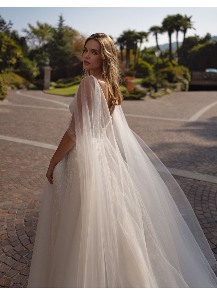 Vestido de novia largo en tul con mangas capa