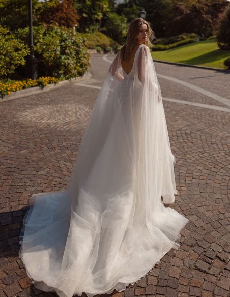 Vestido de novia marfil línea A con escote en V, encaje y capa desmontable