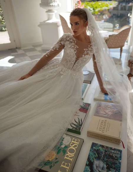 Robe de mariée ivoire avec encolure illusion, dentelle et silhouette princesse