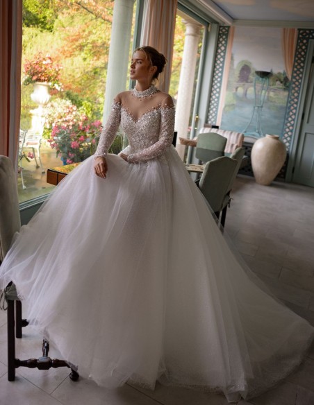 Robe de mariée ivoire avec encolure illusion et dos illusion, silhouette princesse et dos illusion, silhouette princesse