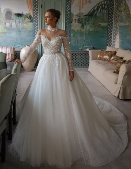 Vestido de novia marfil con escote y espalda ilusión, silueta princesa