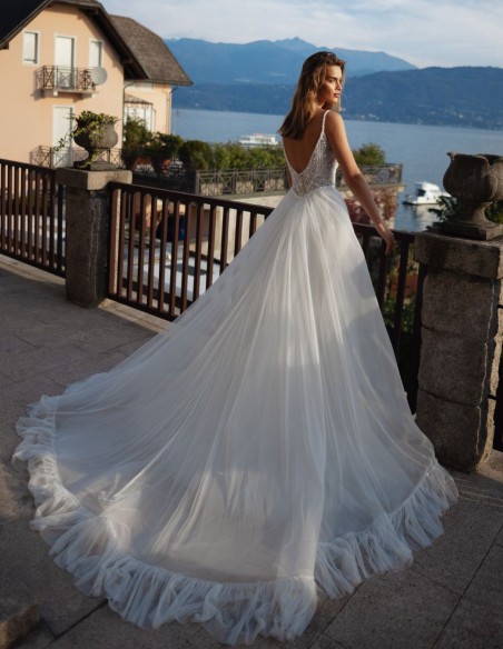Robe de mariée ivoire, décolleté en V, tulle et dentelle