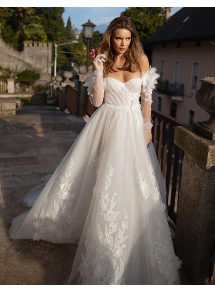 Vestido de novia marfil en A con escote corazón, encaje y mangas