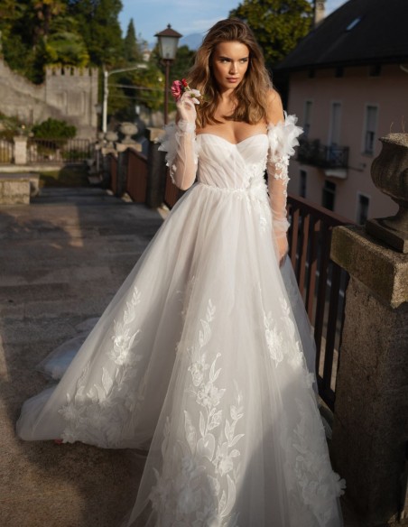 Robe de mariée ivoire, décolleté en cœur, dentelle et manches