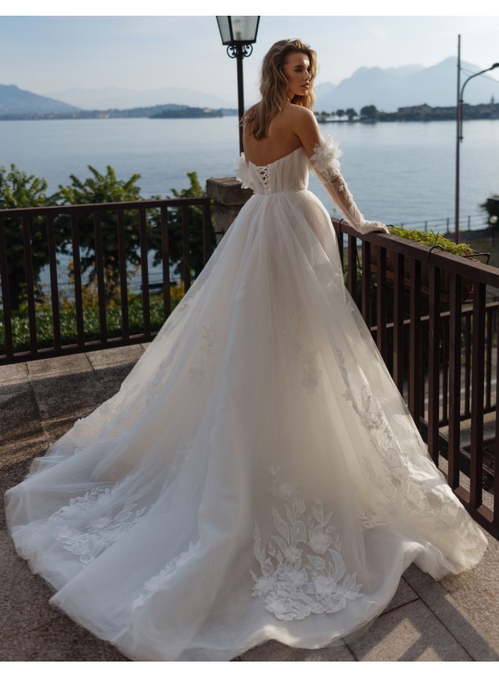 Vestido de novia marfil en A con escote corazón y mangas desmontables
