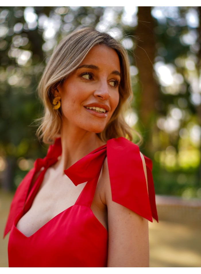 Robe midi rouge avec laçage et volants sur la jupe