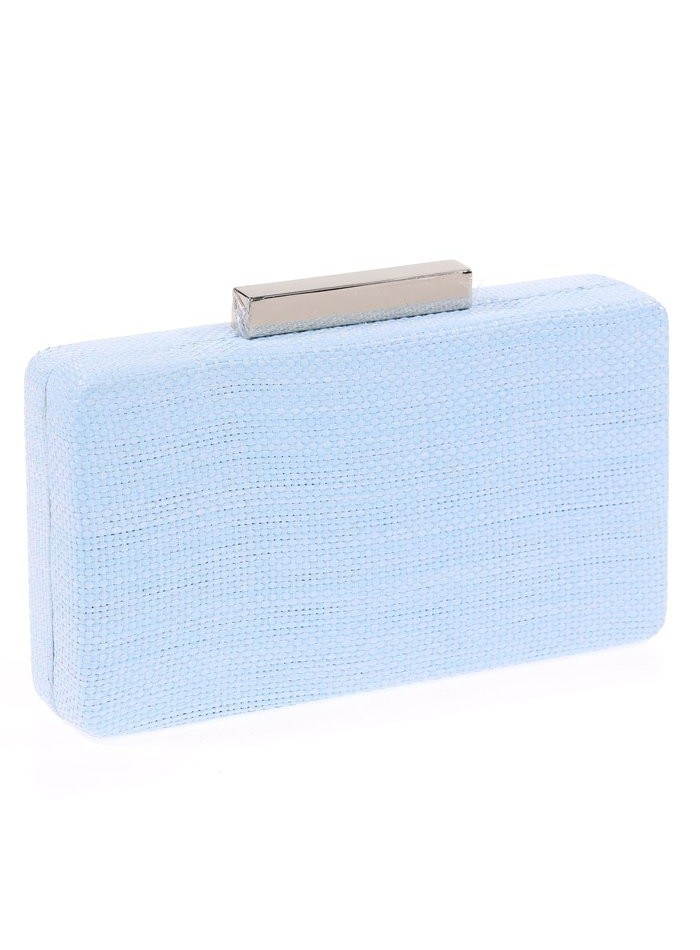 Elegante bolso de rafia en azul claro con asa de hombro en cadena dorada, perfecto para eventos de noche o bodas