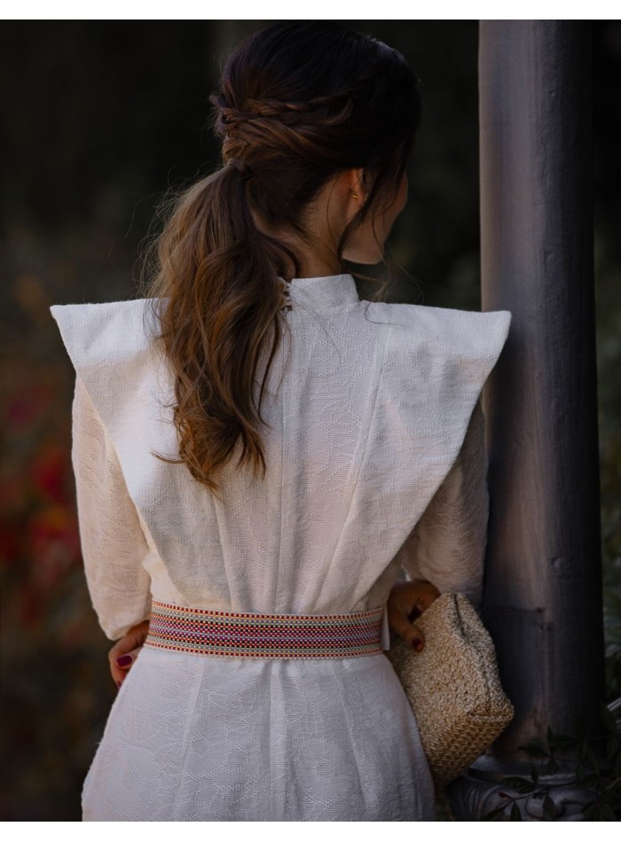 Raffia bag with magnet closure and long chain