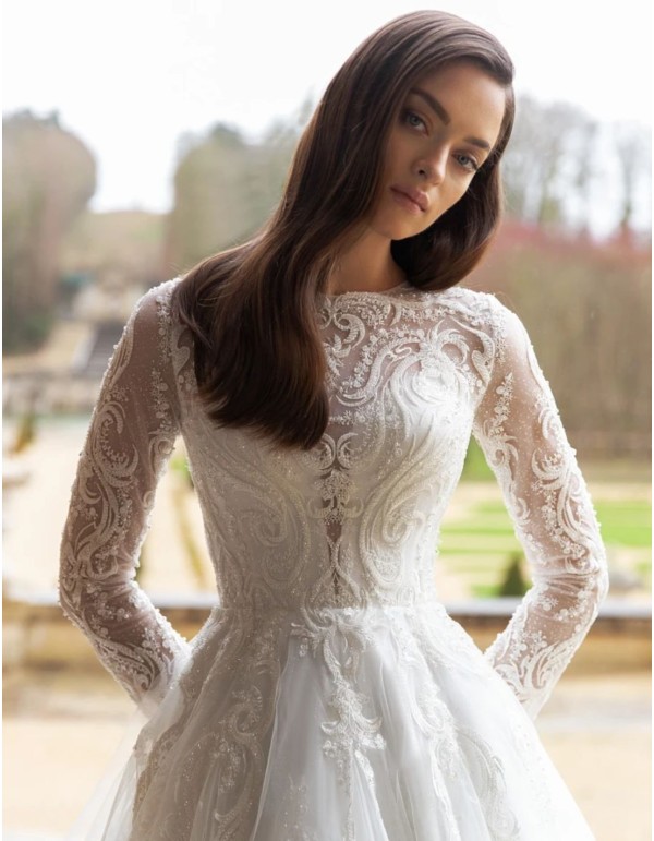 Robe de mariée coupe princesse avec manches longues brodées