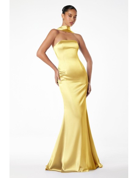 Vestido de fiesta palabra de honor ajustado con chal a juego amarillo