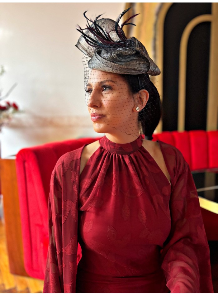 Casquete de fiesta plisado de sinamay con plumas y velo para bodas de dia