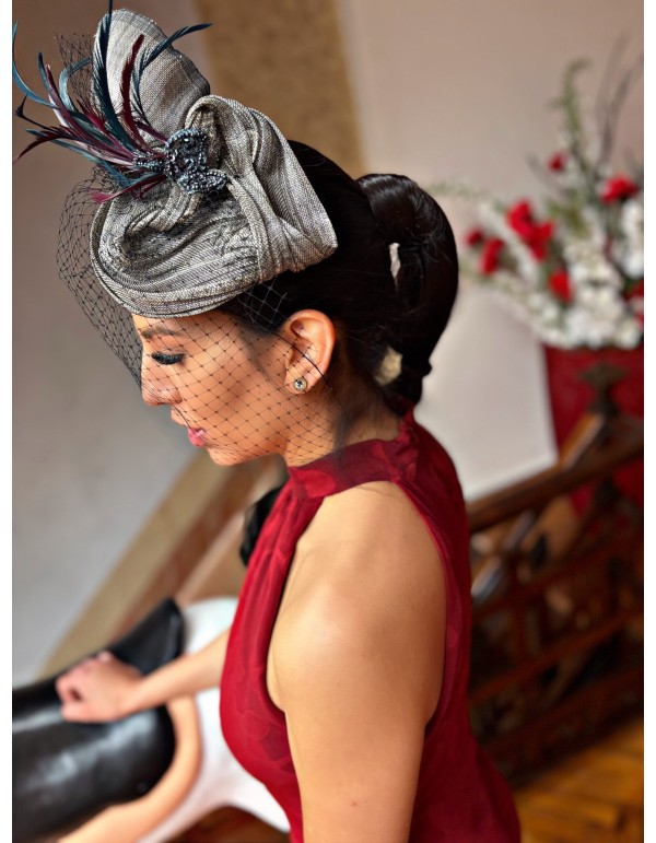 Casquete de fiesta plisado de sinamay con plumas y velo para bodas de dia 2