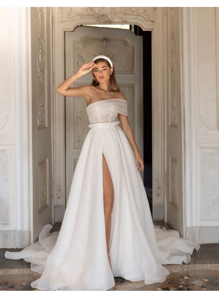 Robe de mariée avec encolure asymétrique et...