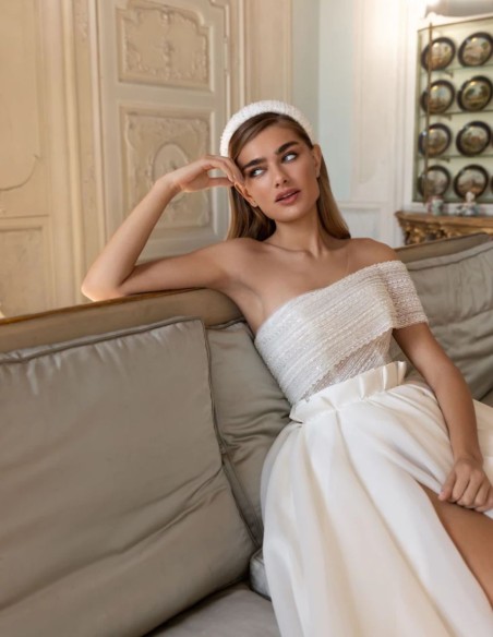 vestido de novia largo con cuerpo de pedreria y falda de raso