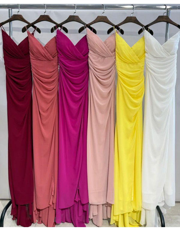 Longue robe d'invité avec décolleté en V et dos croisé