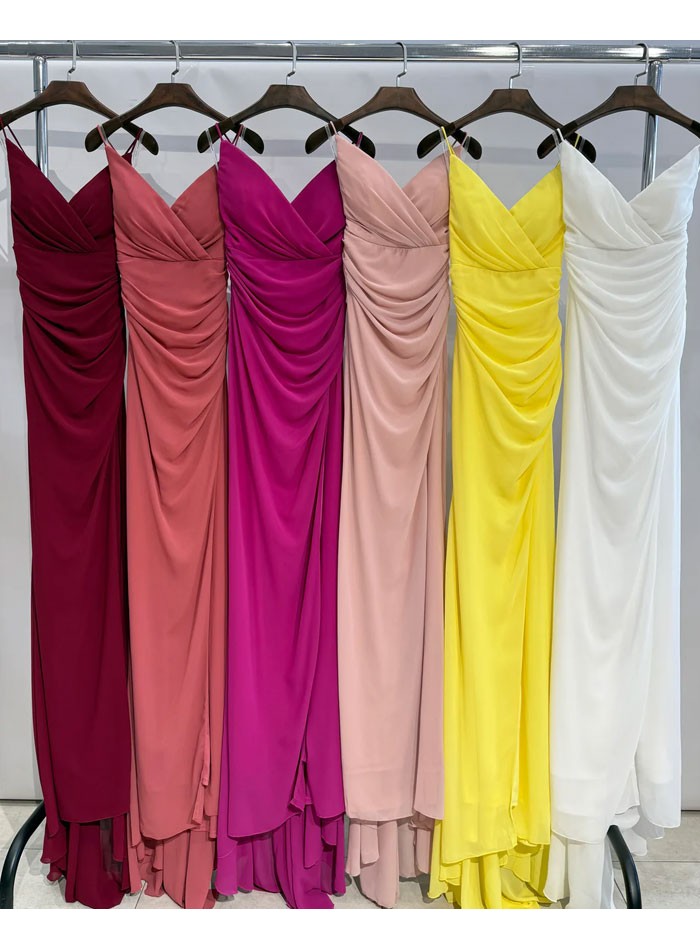 Longue robe d'invité avec décolleté en V et dos...