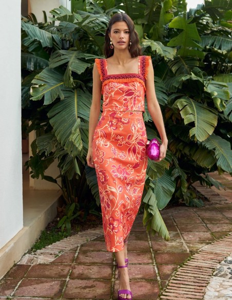 Top estampado naranja con flecos y tirantes anchos