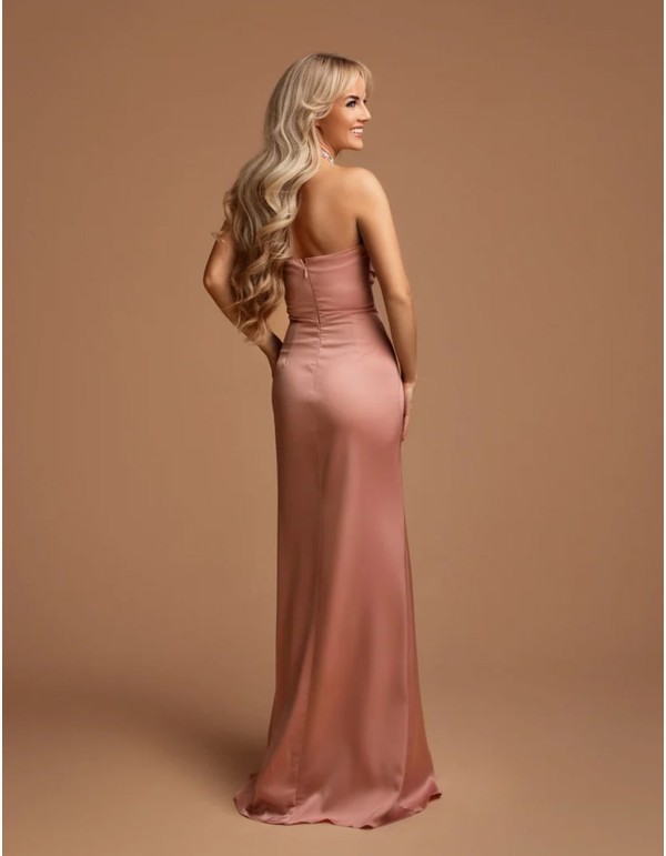 Vestido de fiesta largo con escote halter de pedrería 2