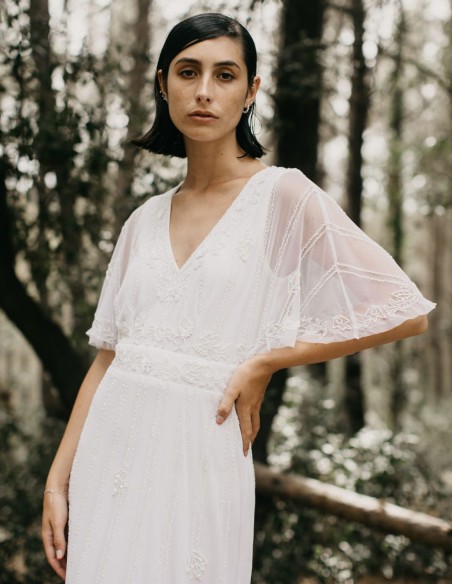 Longue robe blanche à manches courtes et fluides