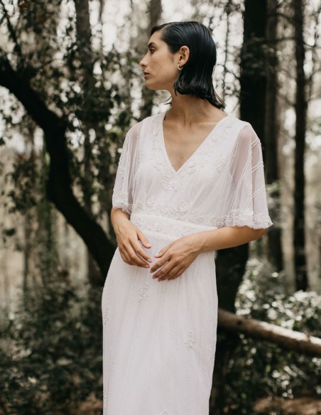 Longue robe blanche à manches courtes et fluides