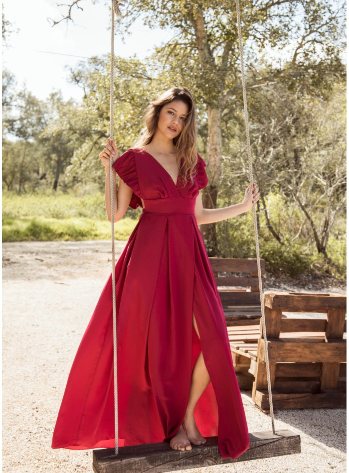 Robe longue cerise à volants et décolleté...