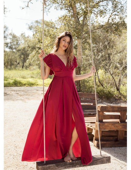 Robe longue cerise à volants et décolleté plongeant