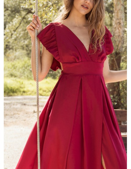 Robe longue cerise à volants et décolleté plongeant