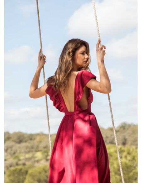 Vestido largo cereza con volantes y escote pronunciado para invitada boda